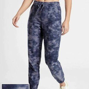 Athleta Farallon Jogger Size 2 Inversion Medieval Violet camo